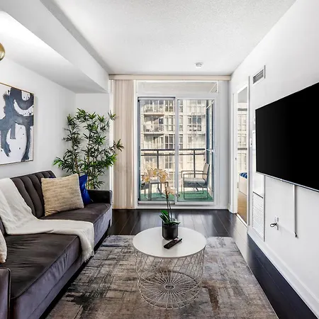 Upscale One Bedroom And Den Condo With Parking